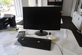 Computerskærm, dockingstation samt tastatur
