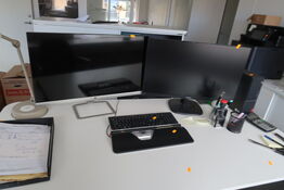 Computer, 2 stk. skærme mus og tastatur