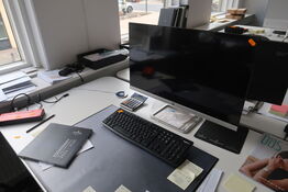 Computerskærm, dockingstation samt tastatur