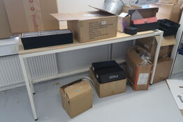 Bord samt diverse tomme kasser