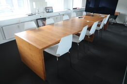 2 stk. konferenceborde samt 9 stk. stole UDEN INDHOLD