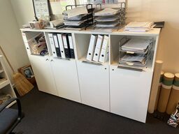 Reol m. aflåselige skabe inkl. mindre reol