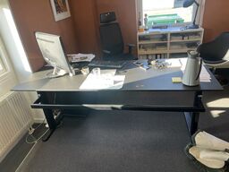 Elhæve/sænkebord inkl. div. IT udstyr, samt skuffedarium