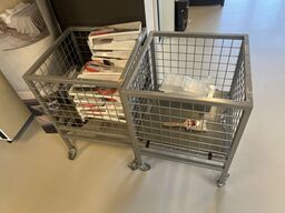 2 stk. salgsvogne + stativ til spraydåser, inkl. indhold