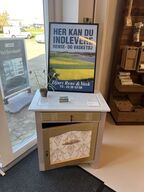 Ældre møbel m. marmorplade