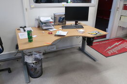 El. hæve/sænke skrivebord med indhold samt kontorstol (Læs beskrivelse) 