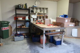 Pakkebord med indhold