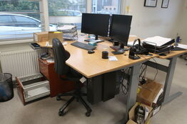 El. hæve/sænke skrivebord med indhold samt kontorstol (Læs beskrivelse) 