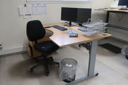 El. hæve/sænke skrivebord med indhold samt kontorstol (Læs beskrivelse) 