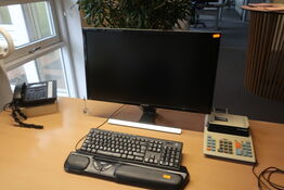 Computerskærm SAMSUNG U28D590D med computer LENOVO, tastatur m.m.