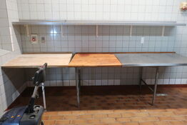 Arbejdsbord samt rustfri stålhylde
