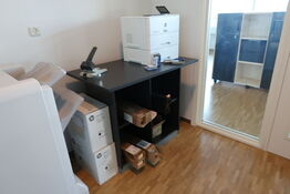2 stk. lagerreoler samt bord