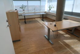 El. hæve/sænke skrivebord EFG, mødebord, reol/skab EFG