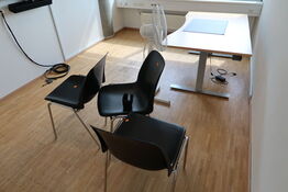 3 stk. stabelstole, gulvventilator samt el. hæve/sænke skrivebord