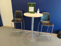 Barbord samt 2 stk. barstole