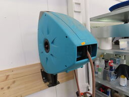 Haveslange med oprug til væg og ekstra forlænger på stativ.