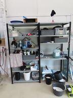 Stålreol med indhold 