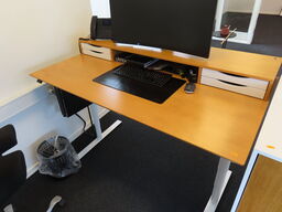 Hæve/sænkebord m. skuffer og søjle til skærm - 160x90 cm. DENCON