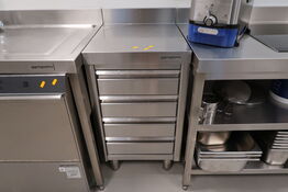 Rustfri opbevaringsbord GGM GASTRO med indhold (uden maskiner)