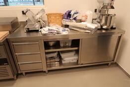Rustfri opbevaringsbord GGM GASTRO med indhold (uden maskiner)