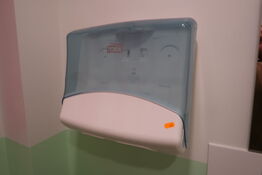 Papirdispenser, sæbedispenser samt skraldespand
