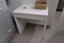 Bord samt reol m.m.