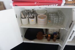 Indhold i skab af diverse tallerkner, bestik, glas mv.