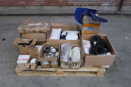 Palle med diverse reservedele til luft/vand varmepumper