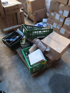 Palle med indhold af diverse højtaler, router mv.