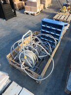 Palle med sortimentshylde samt haveslange mv.