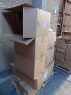 Palle med indhold af diverse plastflasker, låg mv.