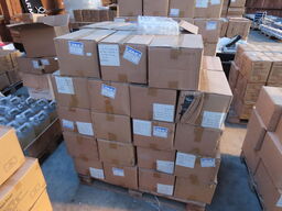 Palle med diverse glasflasker til soya