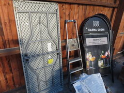 2 stk foldeborde, trapstige og 2 stk skilte