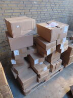 Palle med diverse indpakningskasser