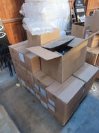 Palle med diverse glasflasker til soya samt låg