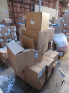 Palle med diverse glasflasker til soya samt låg