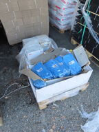 Palle med diverse plastikhandsker samt 3 kasser klosetvæske