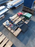 Palle med diverse bor, opladere mv.