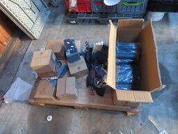 Palle med indhold af diverse bonruller chopsticks mv.