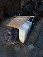 Palle med indhold af diverse kasser, skilte mv.