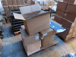 Palle med diverse plastikflasker, låg mv.