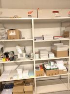 Diverse kontorartikler fra 2 reoler