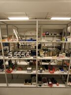 Diverse kontorartikler fra 2 reoler