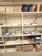 Diverse kontorartikler fra 2 reoler