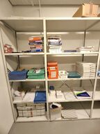 Diverse kontorartikler fra 2 reoler