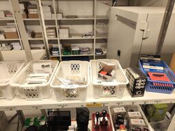 Diverse kontorartikler fra 2 reoler