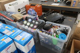 3 ks. med assorteret lightere, grindere, askebægre m.v.