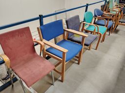 13 stole og en fodskammel, assorterede