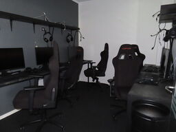 HELE RUMMET, 5 x GAMER PLADSER inkl. borde og hylder 