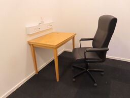 Bord og skrivebordsstol